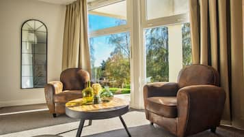 Premium Double Room | 1 bedroom, desk, blackout drapes, soundproofing