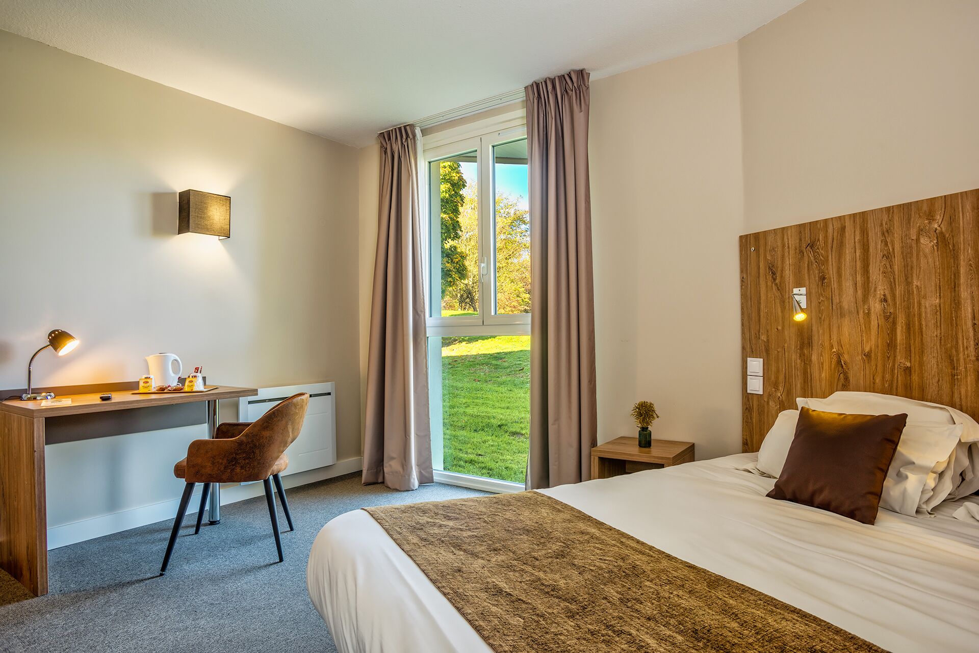 Een bureau, verduisterende gordijnen, geluiddichte muren, gratis wifi