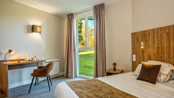 Een bureau, verduisterende gordijnen, geluiddichte muren, gratis wifi