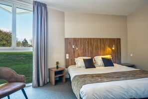 1 bedroom, desk, blackout curtains, soundproofing