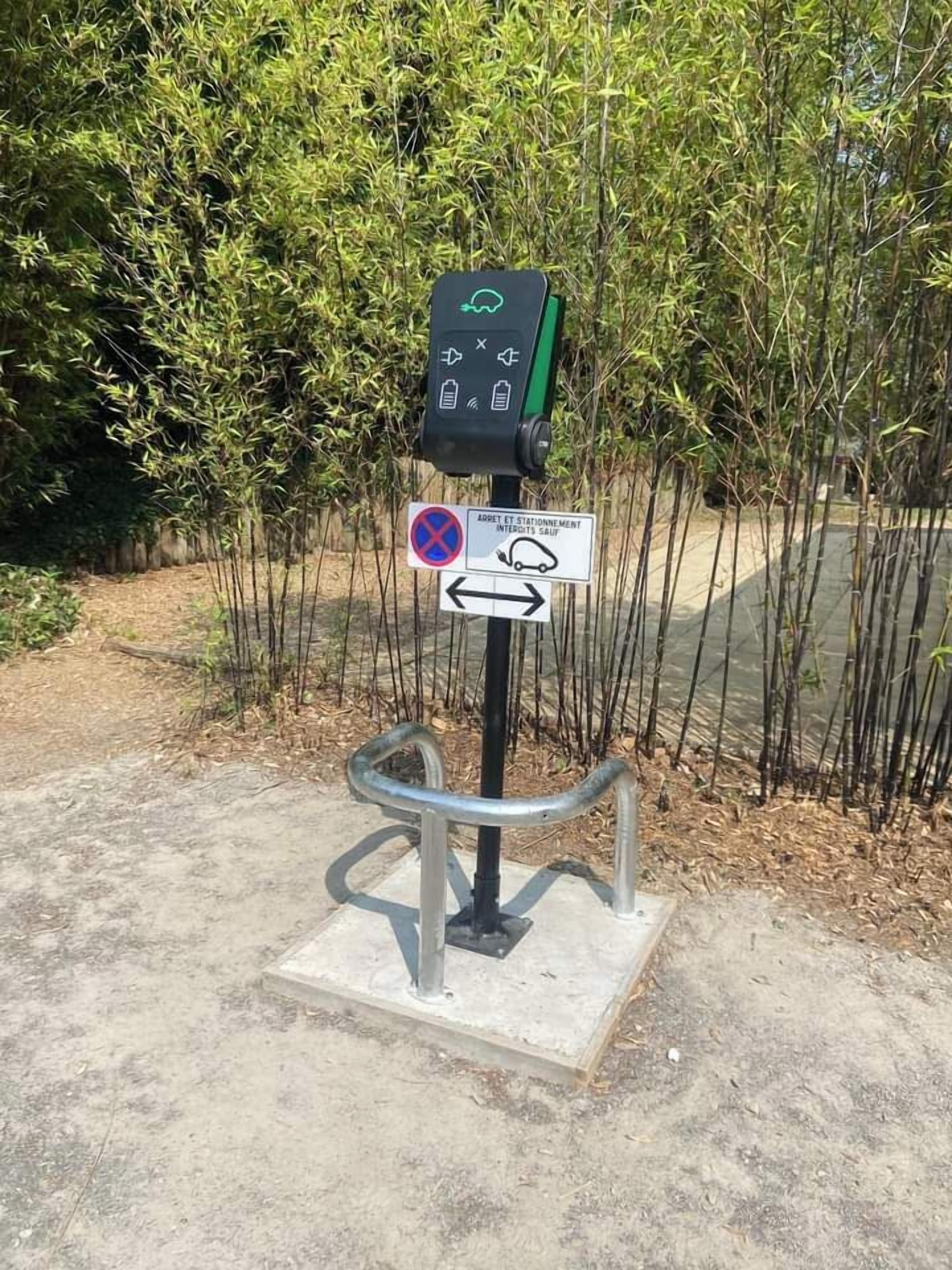 Ein Parkautomaten mit einem Verbotsschild und Pfeilen, die die Fahrtrichtung anzeigen.