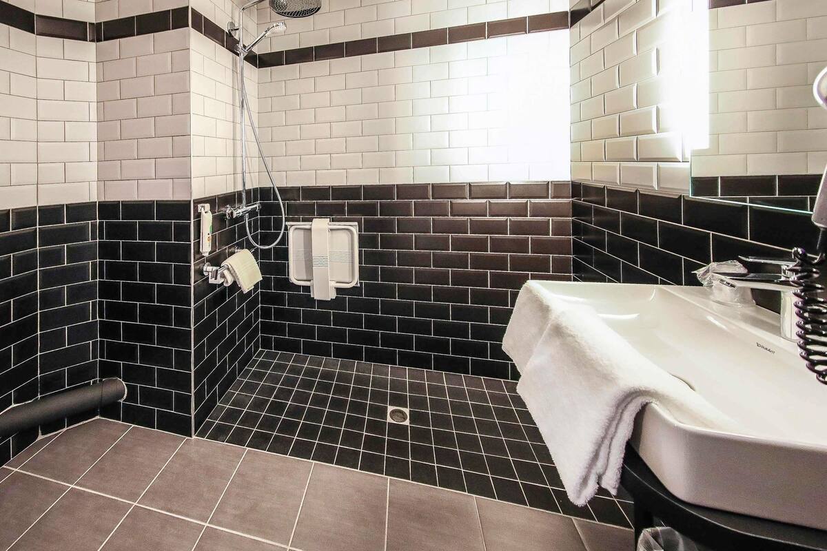 in-room safe, desk, soundproofing, free wifi