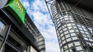 Señal de hotel con la inscripción 'ibis' y 'CLERMONT REPUBLIQUE', que indica una ubicación en Clermont-Ferrand.