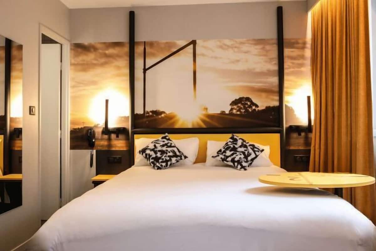 In-room safe, desk, soundproofing, free WiFi