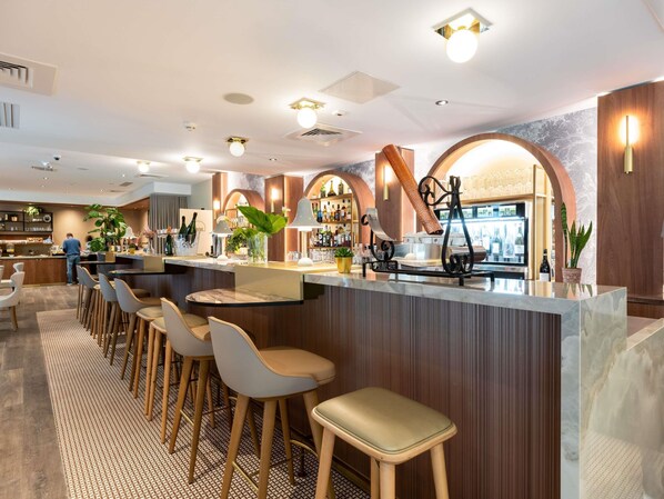 Breakfast and dinner served, French cuisine - Hôtel Mercure Paris Ouest Saint Germain (Saint-Germain-en-Laye)
