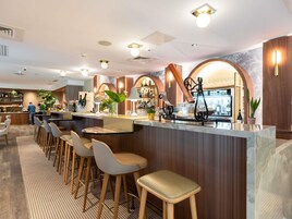 Se sirven desayunos y cenas, cocina francesa