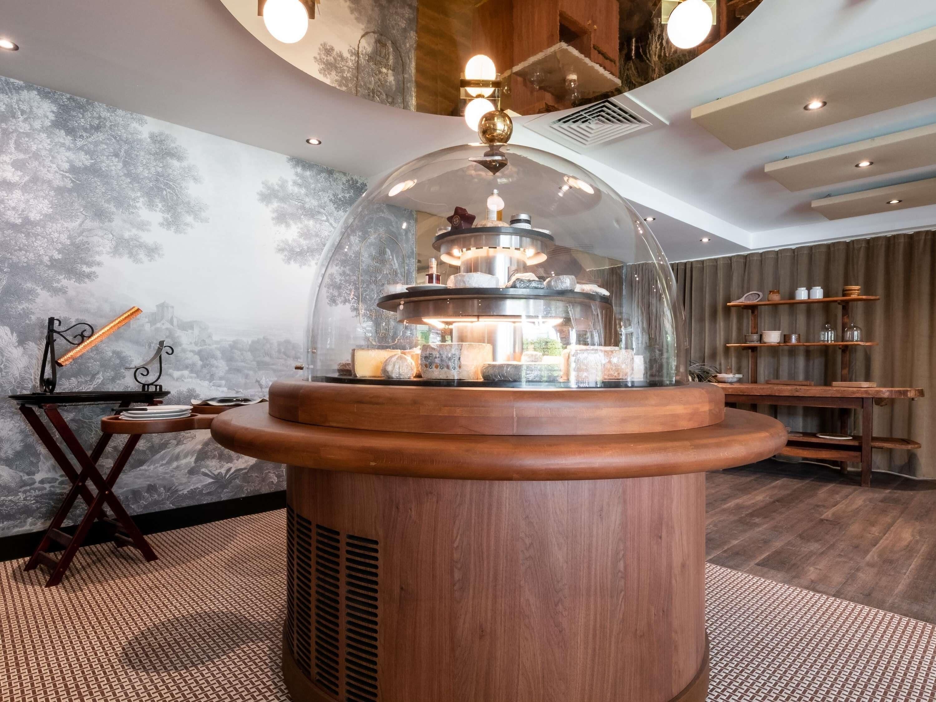 Breakfast and dinner served, French cuisine