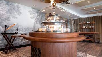 Petit déjeuner et dßner servis sur place, spécialités Cuisine française