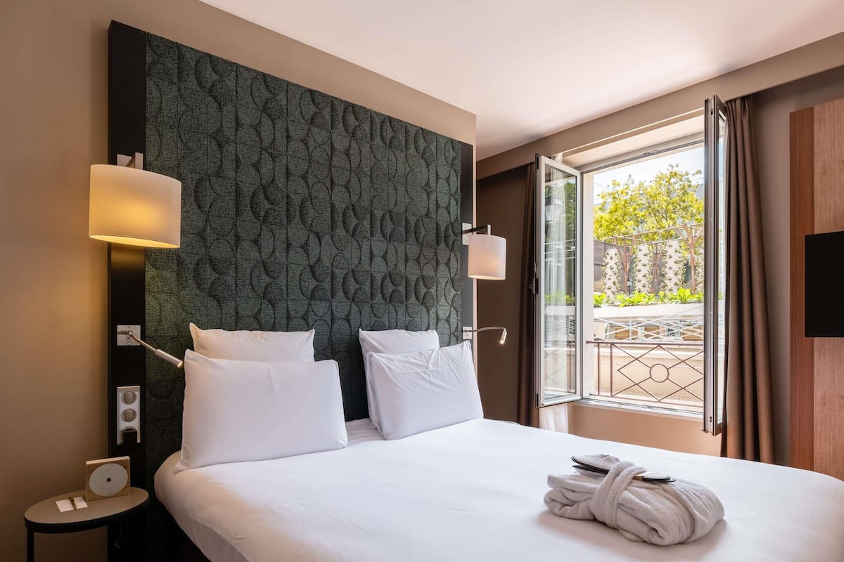 Standardzimmer, 1 Doppelbett | Hochwertige Bettwaren, kostenlose Minibar, Zimmersafe, Schreibtisch