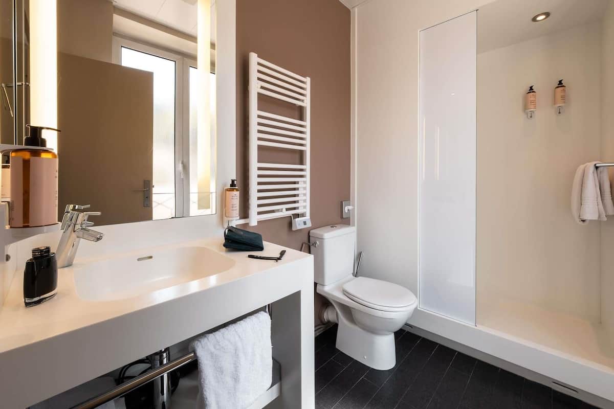 Standard Room, 1 Twin Bed | Premium bedding, free minibar, in-room safe, desk