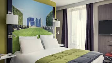 أغطية فراش متميزة وعناصر مجانية داخل الميني بار وخزنة داخل الغرفة ومكتب