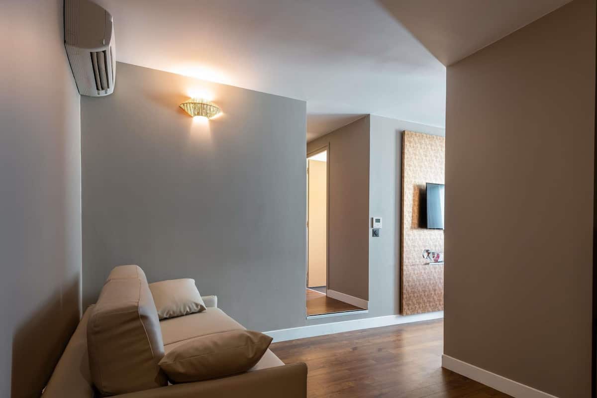 Premium bedding, free minibar, in-room safe, desk