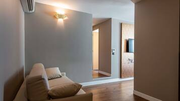 Ropa de cama de alta calidad y minibar con artículos gratuitos