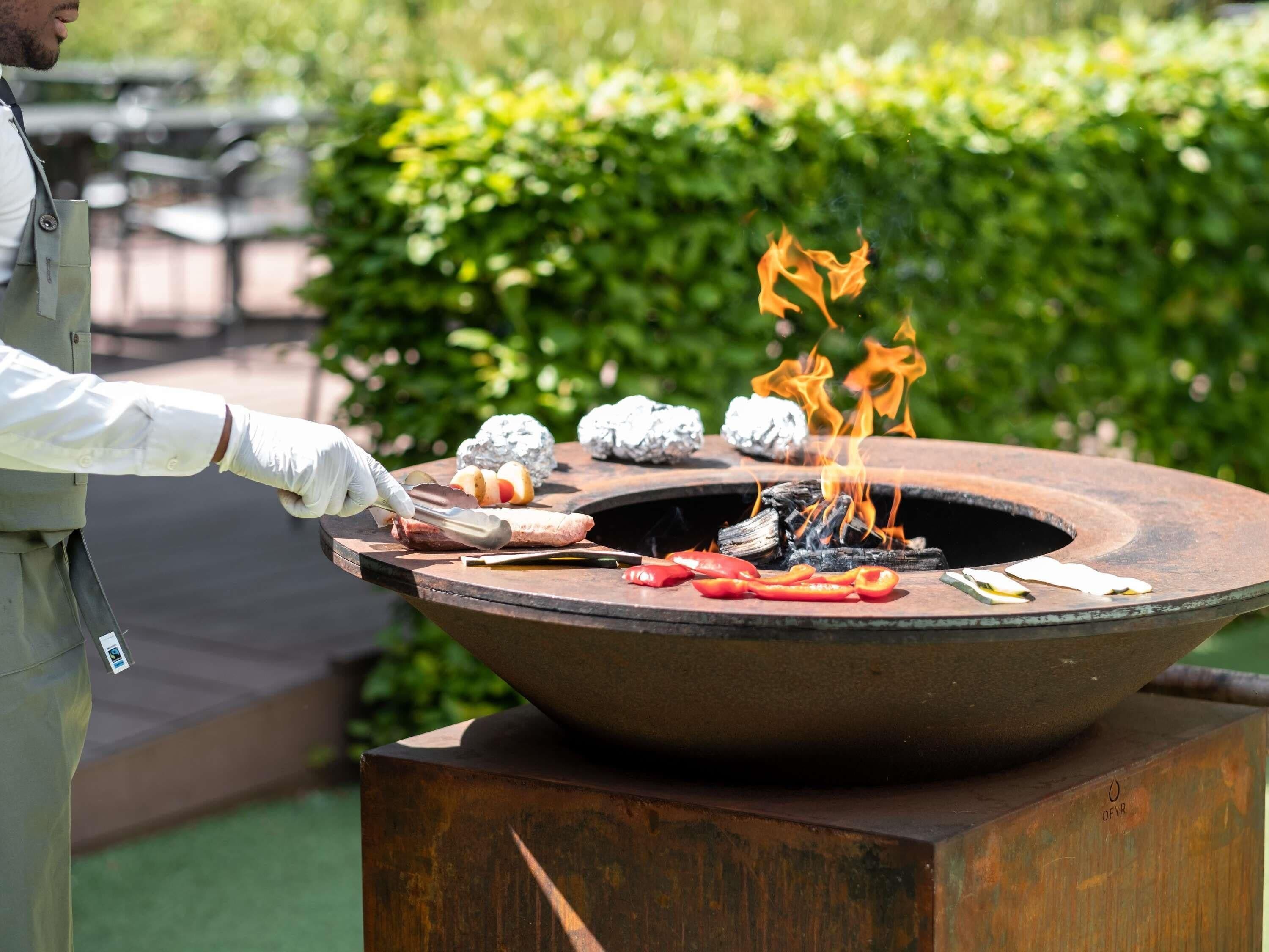 Breakfast and dinner served, French cuisine