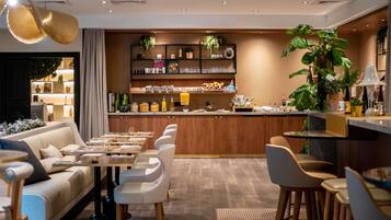 Se ofrece un desayuno bufé (19.50 EUR por persona)