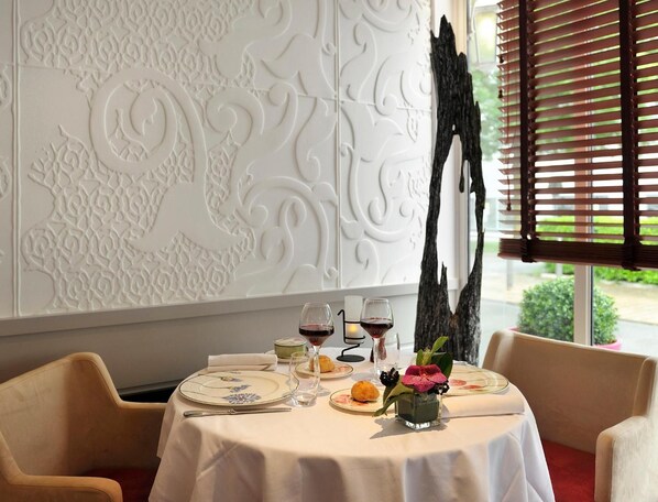 Melayani makan siang dan makan malam dengan sajian masakan lokal