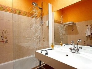 Kombinasi shower/bathtub dan perlengkapan mandi gratis