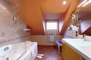 Duschwanne, kostenlose Toilettenartikel, Haartrockner