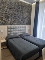 Camera Deluxe con letto matrimoniale o 2 letti singoli | Copriletto in piuma, una scrivania, tende oscuranti, ferro/asse da stiro