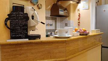 Tägliches kontinentales Frühstück (7 EUR pro Person)