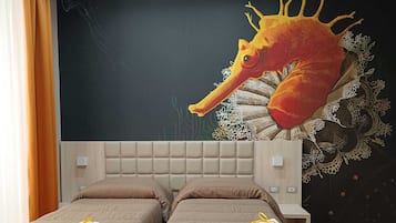 Schreibtisch, Verdunkelungsvorhänge, Bügeleisen/Bügelbrett