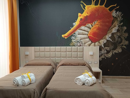 Escritorio, cortinas blackout y tabla de planchar con plancha