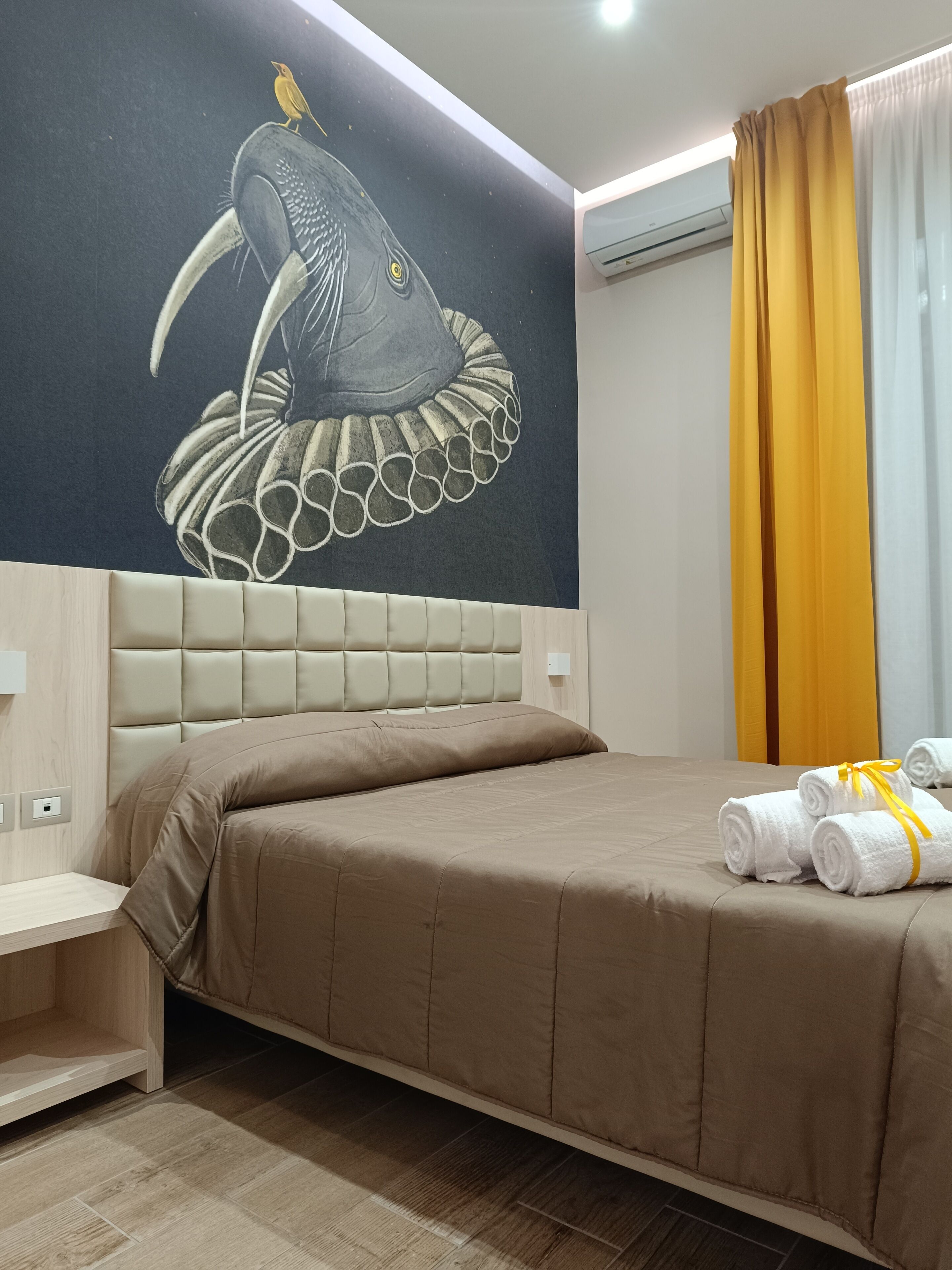 Donsdekens, een bureau, verduisterende gordijnen