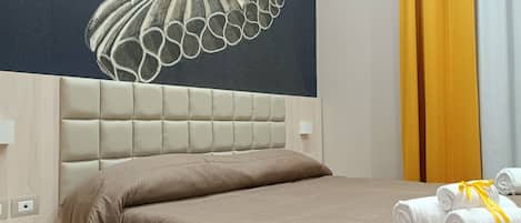 Daunenbettdecken, Schreibtisch, Verdunkelungsvorhänge