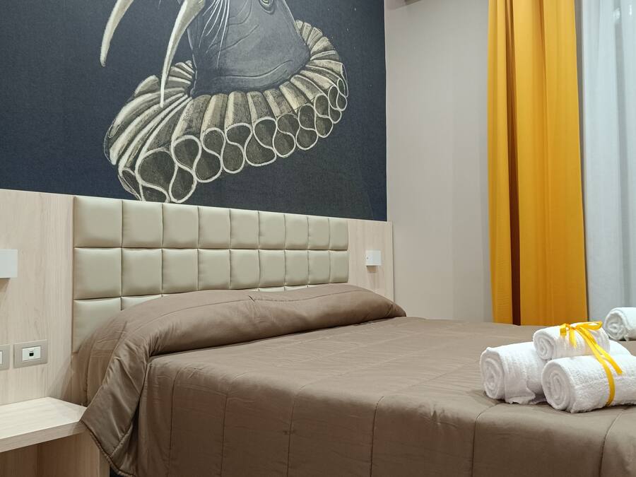 Edredones de plumas, escritorio, cortinas opacas