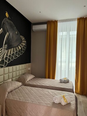 Standaard kamer, 1 twee- of 2 eenpersoonsbedden | Donsdekens, een bureau, verduisterende gordijnen
