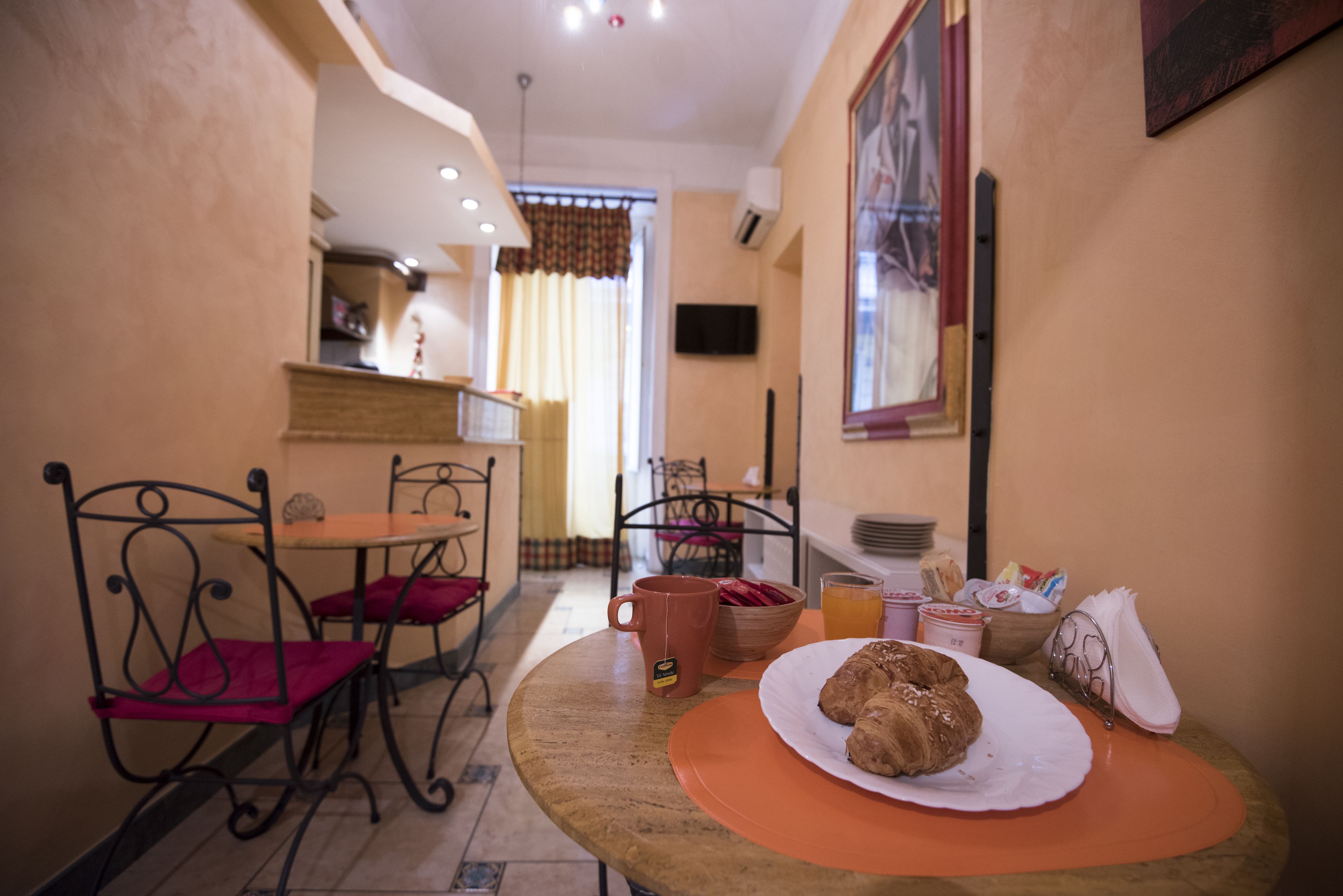 Colazione continentale, servita tutte le mattine (7 EUR a persona) 