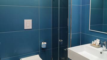 Ducha, artículos de higiene personal gratuitos, secador de pelo y bidé