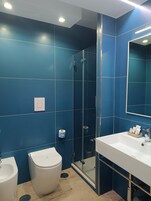 Doccia, set di cortesia gratuito, asciugacapelli, bidet