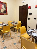 Colazione continentale, servita tutte le mattine (7 EUR a persona)