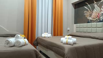 Standard-Dreibettzimmer | Schreibtisch, Verdunkelungsvorhänge, Bügeleisen/Bügelbrett