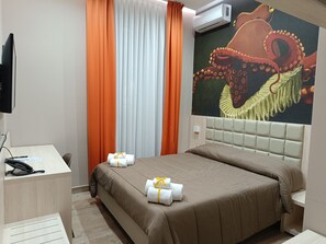 Down duvets, desk, blackout curtains, iron/ironing board - Schilizzi Hotel (Naples)