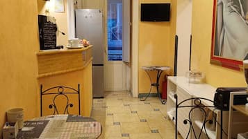 Tägliches kontinentales Frühstück (7 EUR pro Person)