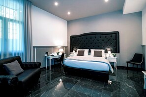 Minibar, skrivbord, ljudisolering och extrasängar