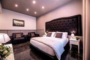 Minibar, skrivbord, ljudisolering och extrasängar