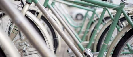 Une rangée de vélos est garée côte à côte.