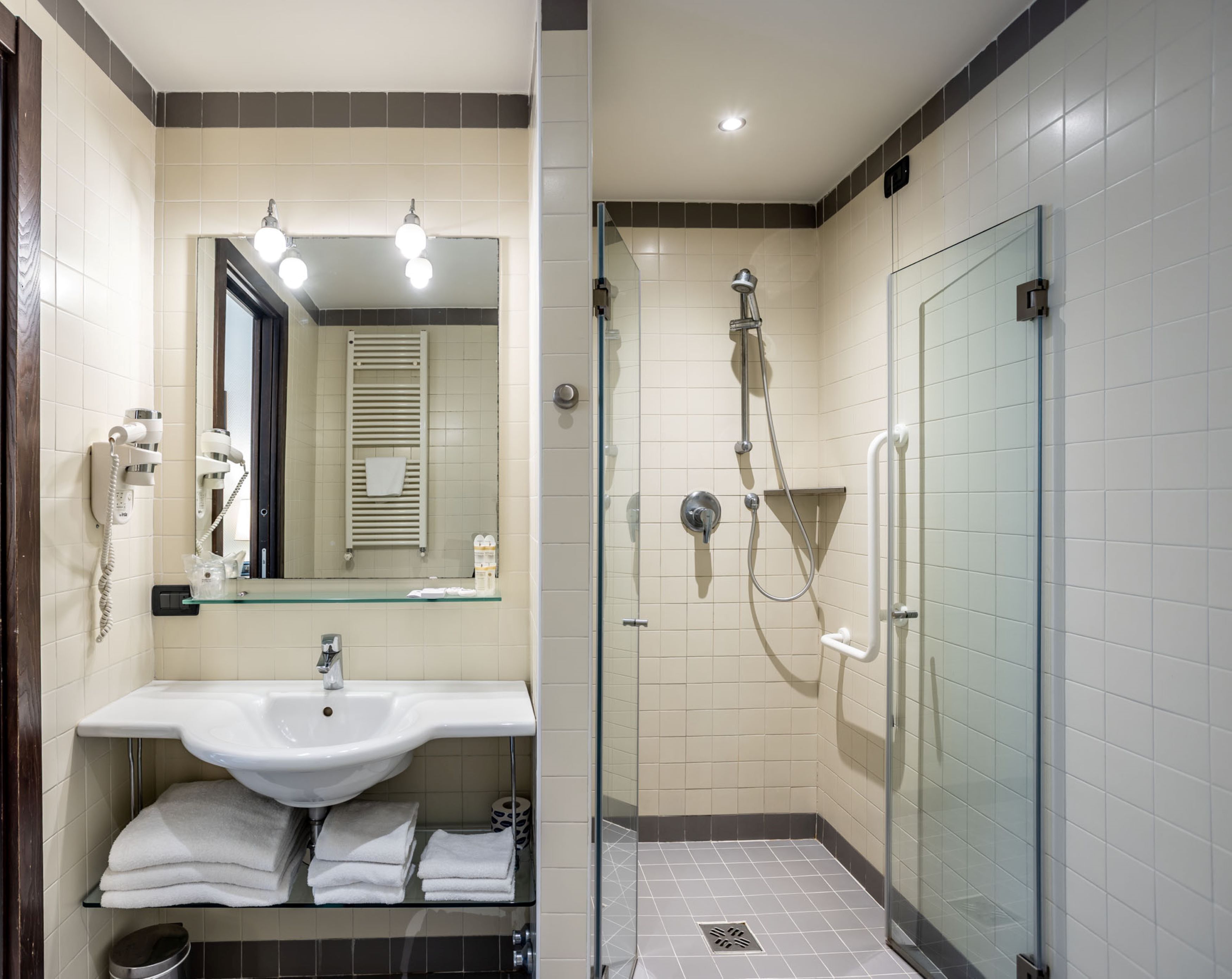 triple room | bathroom | shower, free toiletries, hair dryer, bidet