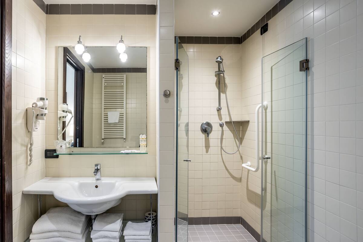 triple room | bathroom | shower, free toiletries, hair dryer, bidet