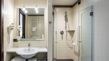 Dreibettzimmer | Badezimmer | Dusche, kostenlose Toilettenartikel, Haartrockner, Bidet