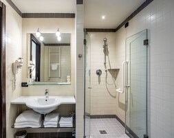 Quarto triplo | Banheiro | Chuveiro, produtos de toalete grátis, secador de cabelo, bidê