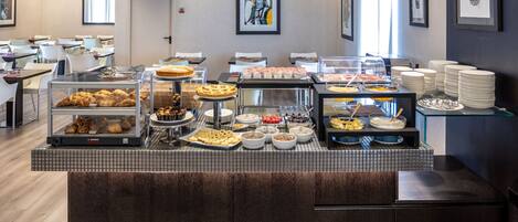 Dagelijks ontbijtbuffet (EUR 9.5 per persoon)