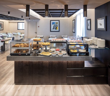Colazione a buffet a pagamento, servita tutte le mattine . Hotel Stadio