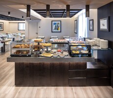 Café da manhã com buffet todos os dias (EUR 9.5 por pessoa) 