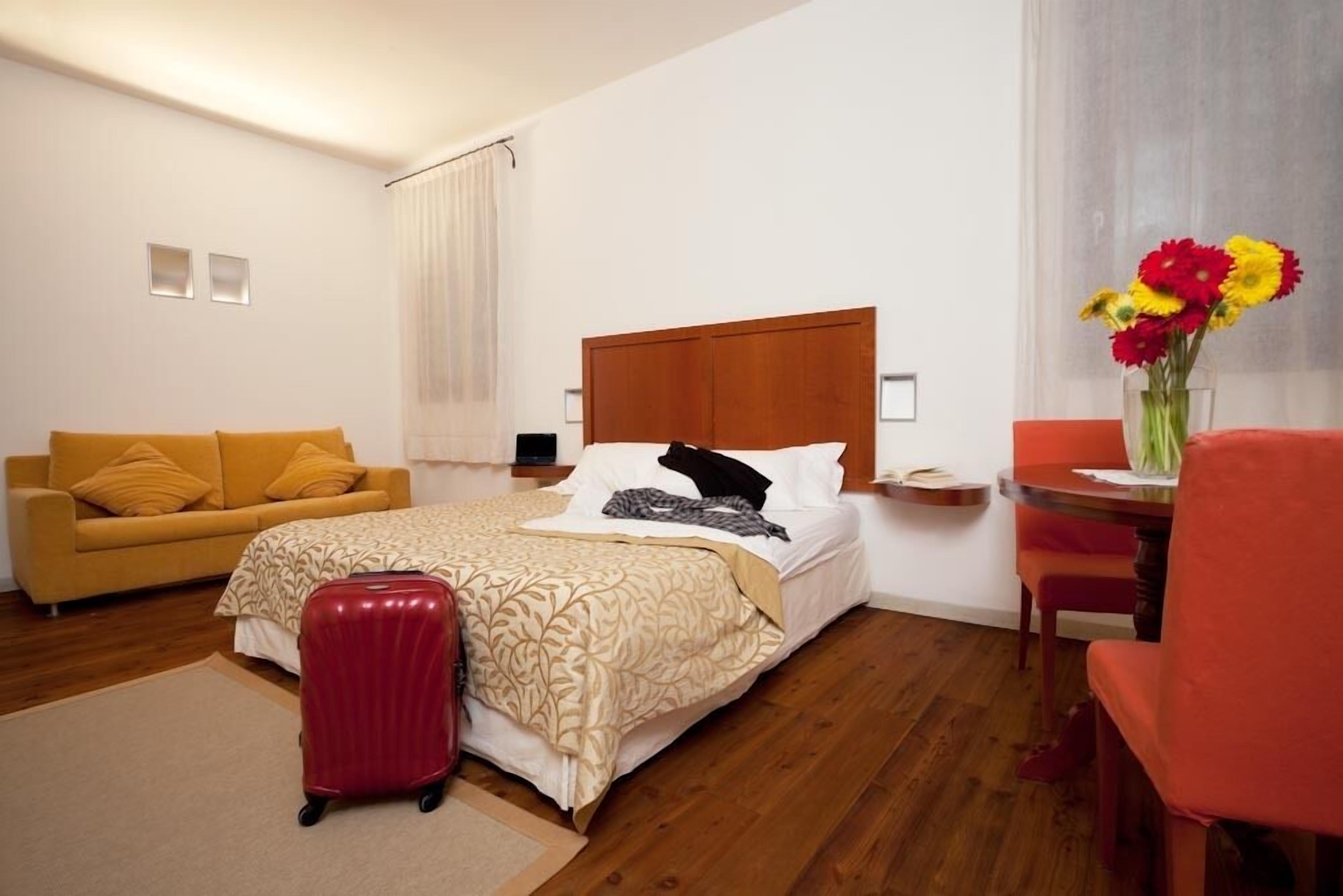 hypo-allergenic bedding, minibar, in-room safe, desk