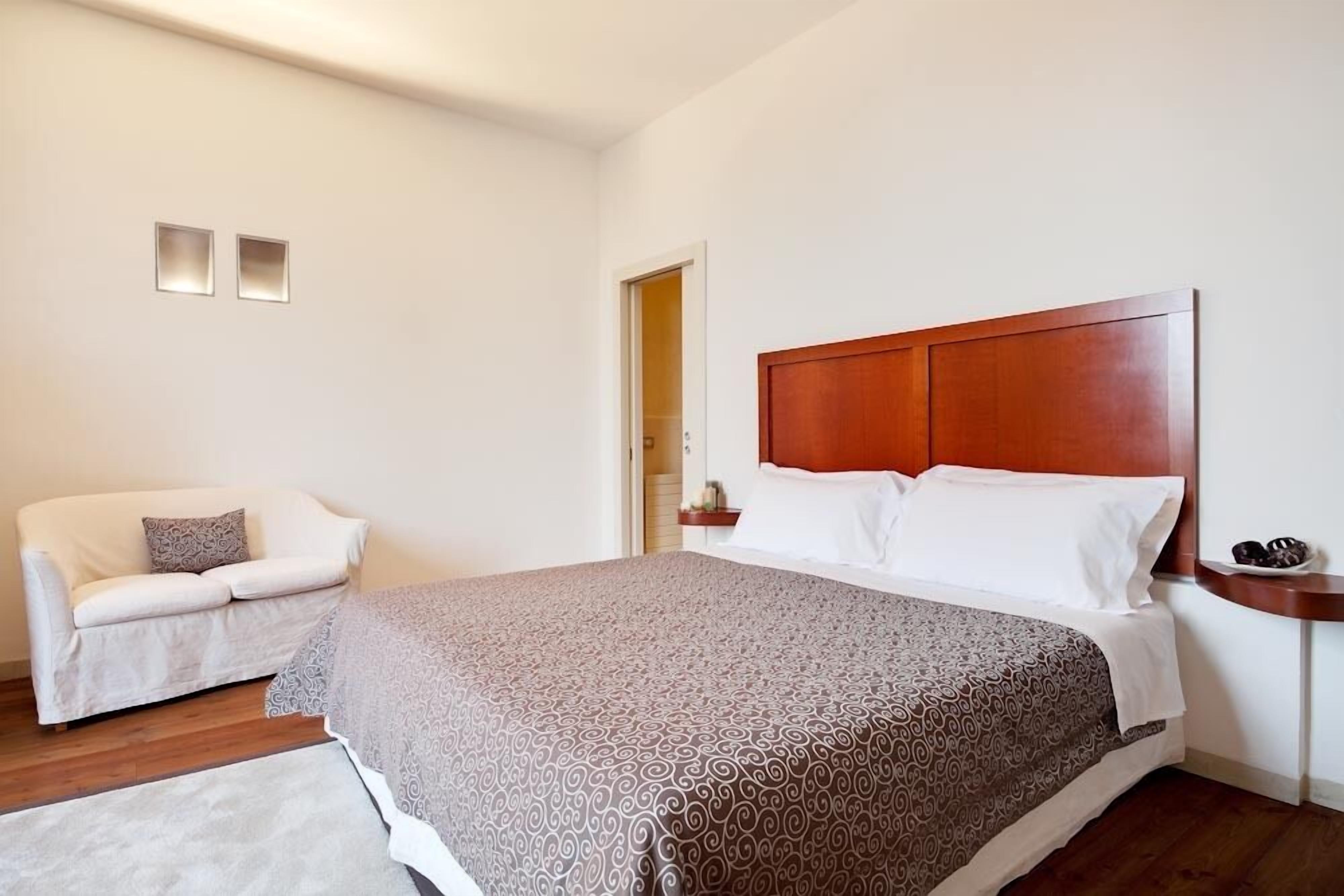 shower, rainfall showerhead, free toiletries, hair dryer