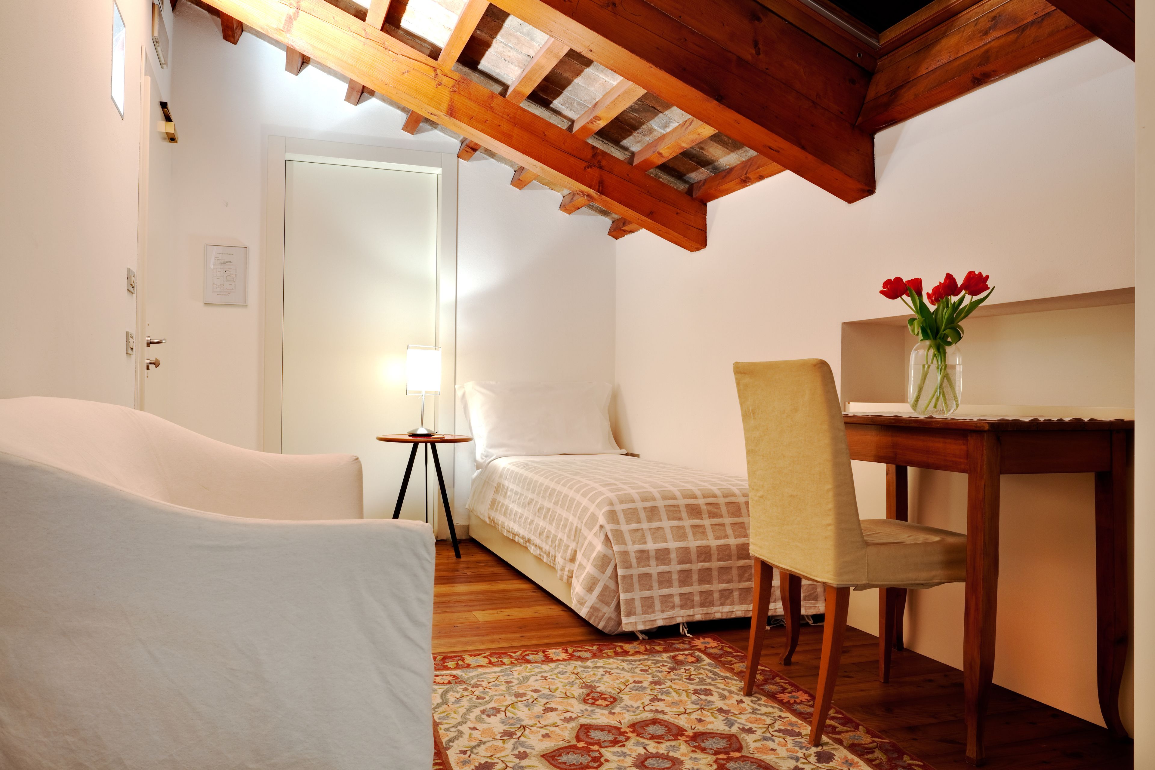 single room | hypo-allergenic bedding, minibar, in-room safe, desk